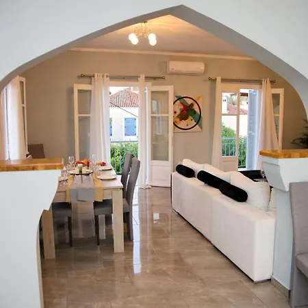 Aroura Maisonette 4br